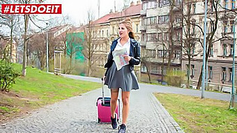 Cô Gái Trẻ Czech Nhỏ Nhắn Nhận Được Một Màn Blowjob Nóng Bỏng Và Quan Hệ Tình Dục Với Con Cặc To Từ Một Chàng Trai Cơ Bắp Địa Phương