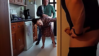 Une Femme Amateur Profite D'Une Éjaculation Interne De Sa Chatte Pendant Que Son Mari Regarde.