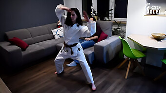 Femdom Dominance S Dušením Nohou V Karate