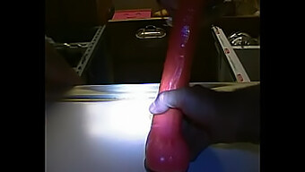 Intenso Placer Con Un Dildo De Garganta Profunda