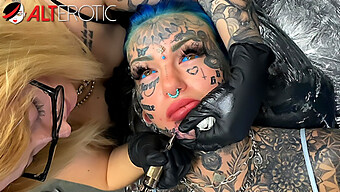 Belle Fille Avec Des Tatouages Reçoit Un Autre Tatouage Sur Son Visage