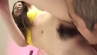 Intense Pornografische Scènes Met De Charmante Rika Koizumi, Een Japanse Brunette Met Natuurlijke Tieten En Een Harige Vagina