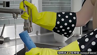 Istri Berbaju Seragam Nakal Dalam Video Brazzers